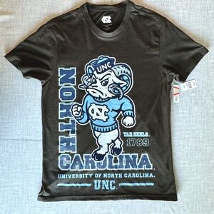 NEW UNC Tar Heels T-Shirt Mens MEDIUM Fuzzy Rameses Graphic NCAA March Madness